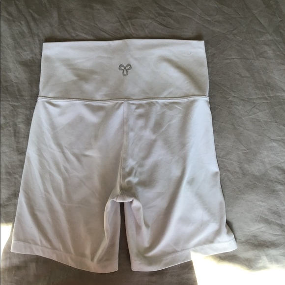 White Aritzia TNA shorts 7” in white - Picture 3 of 5